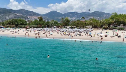 Alanyada hava sıcaklığı 30 dereceyi gördü, turistler sahile koştu