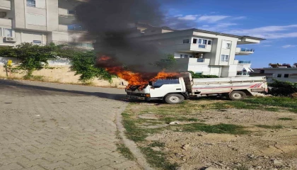 Alanyada park halindeki kamyonette çıkan yangın söndürüldü