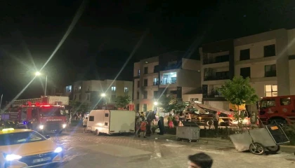 Alevlerin yükseldiği apartman dairesinde dumandan etkilenen 3 kişiyi itfaiye kurtardı