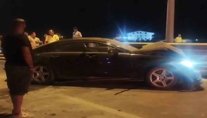 Alkollü sürücü bariyerlere çarptı, köprülü kavşak trafiğe kapandı
