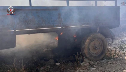 Altınözünde bahçede çıkan yangın römorka sıçradı