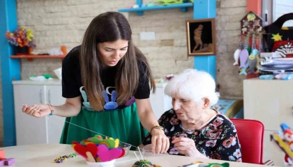 Alzheimer hastaları Mavi Evde buluşuyor