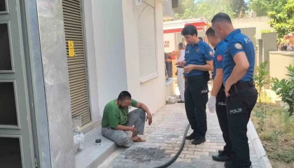 Annesine sinirlendi kendini eve kapatıp yakmaya çalıştı, mahallede korku ve öfke dolu anlar