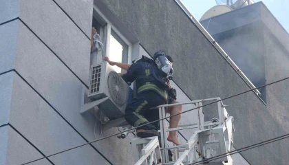 Antalyada 1 ay önce taşındıkları daire yangında küle döndü
