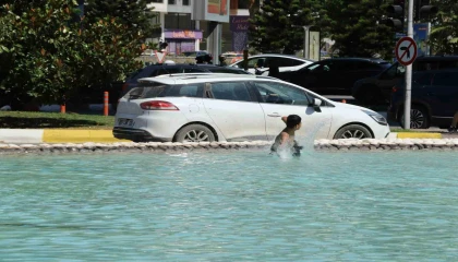 Antalyada çocuklar süs havuzuna girerek serinledi