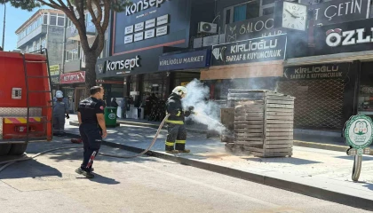 Antalyada elektrik trafosunda çıkan yangın kokuttu