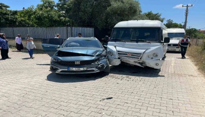 Antalyada okul servisi otomobille çarpıştı: 7si anaokulu öğrencisi 9 yaralı