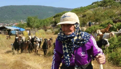 Antalyanın süper çobanı Emine Nine: 94 yaşında, 90 yıldır keçileriyle dağlarda