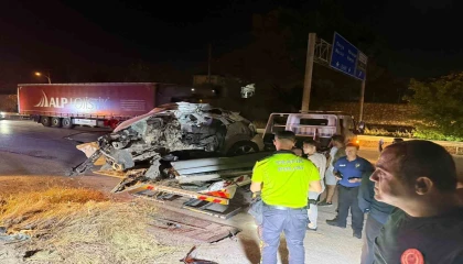 Aracın motorunun fırlayıp barakaya girdiği kazada, sürücü hayatını kaybetti
