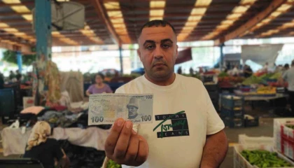 Aşkını paralara yazıp pazarda dağıttı