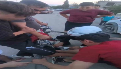 Ayağı bisiklete sıkışan çocuğun yardımına Yunus polisleri yetişti