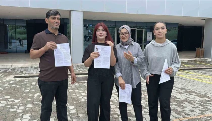Baba, anne ve 2 kızı sınavda birbirlerine rakip oldu