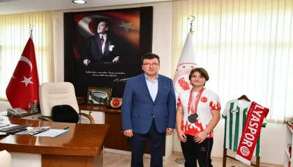 Bilek güreşinde dereceler elde eden Ayşe Büyükkaçar, ilçenin gururu oldu