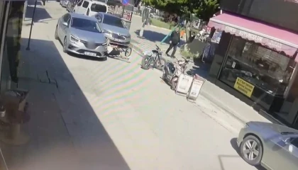 Bisikletiyle aniden yola çıkan çocuğa otomobil çarptı