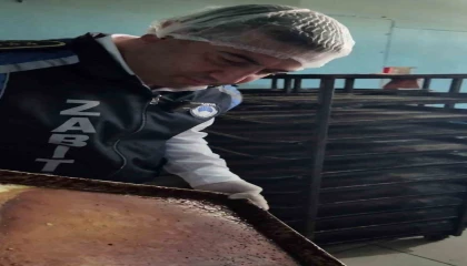 Böceklerin ve sigara izmaritlerinin yerlerde gezdiği fırında mide bulandıran görüntüler ortaya çıktı