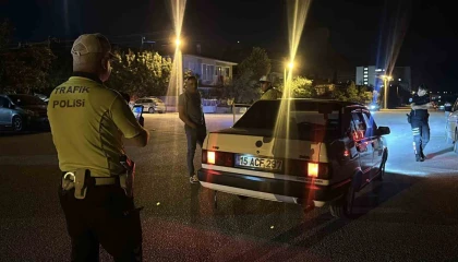 Burdurda abartı egzoz kullanılan 2 araç trafikten men edildi