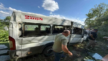 Burdurda minibüs tarlaya uçtu: 8 yaralı