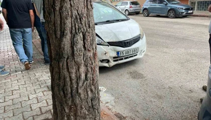 Burdurda otomobil ağaca çarptı: 1 yaralı