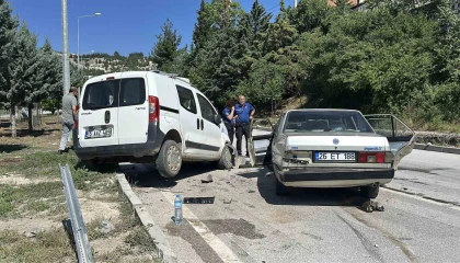 Burdurda otomobil ile hafif ticari araç çarpıştı: 5 yaralı