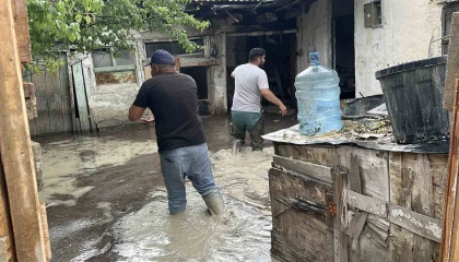 Burdurda sağanak sonrası bazı evleri su bastı