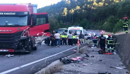 Burdurda tır ile hafif ticari araç çarpıştı: 1 ölü, 1 yaralı