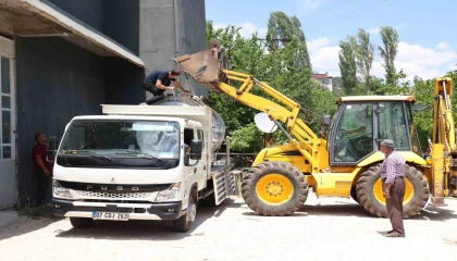 Büyükşehirin üreticilere ekipman destekleri sürüyor