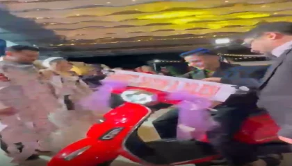 Damada düğünde kırmızı motosiklet sürprizi