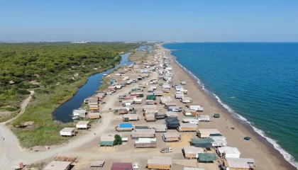 Denize sıfır 5 yıldızlı çardakların yerini halk plajları alıyor