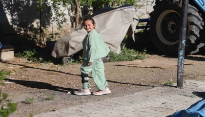 Depremde ailesini kaybeden Zeynep, amcasına baba, yengesine anne diyerek hayata tutundu