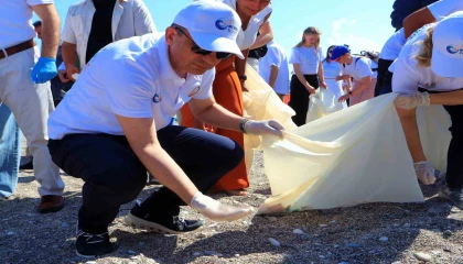 Dünyaca ünlü sahilde binlerce izmarit topladılar