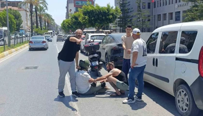 Elektrikli otomobille çarpışan motosikletli yaralandı