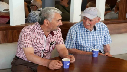 Emeklilere ücretsiz çay ve su ikramıyla kütüphane imkanı