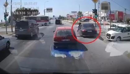 Emniyet şeridinden gelip genç kıza çarptı, o anlar araç kamerasında