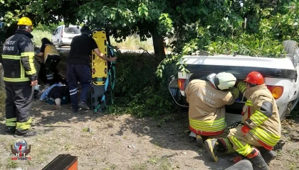 Erzinde otomobil takla attı: 3 yaralı
