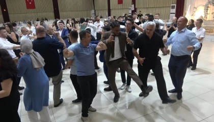 Fildişi Sahilli gençler düğününde halay ve yöresel oyunlarla ilgi odağı oldu