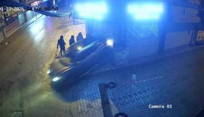 Film gibi soygun kameraya yansıdı: Kepengi araçla yıkıp 16 bin dolar çaldılar