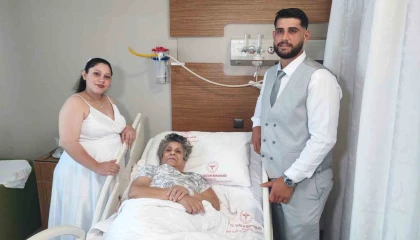 Gelin ve damattan anneyi ağlatan ziyaret