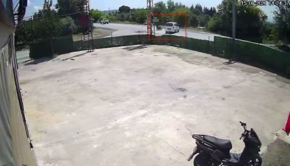Hafif ticari araca ok gibi saplanan motosikletteki 2 kişi metrelerce havaya uçtu