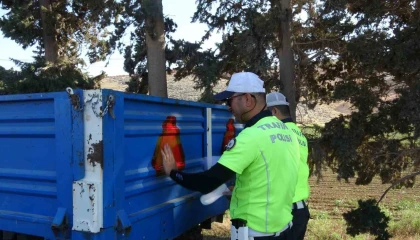 Hasat döneminde yaşanan kazaların önüne geçmek amacıyla traktörlerdeki reflektörler kontrol edildi