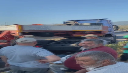 Hatayda devrilen tır yolu trafiğe kapattı, uzun araç kuyruğu oluştu