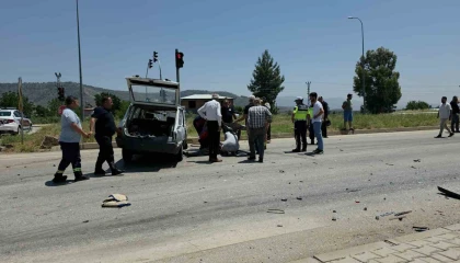 Hatayda seyir halindeki iki otomobil çarpıştı: 1i ağır 2 yaralı