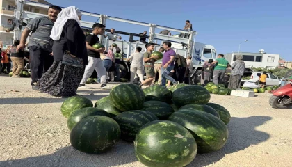 Hayırsever, 2 kamyon karpuz dağıttı