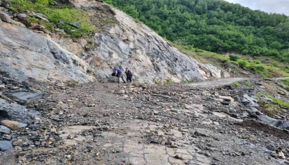 Heyelan nedeniyle kapanan köy yolunda vatandaşlar halatlarla karşıya geçti