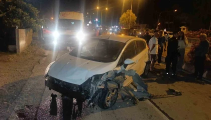 İki araçla çarpışan otomobilden burnu kanamadan çıktı