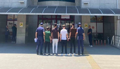 Irmaktaki teknenin kapısını kırıp içeride buldukları alkollerle alem yaptılar