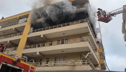 İskenderunda apartman dairesinden alevler yükseldi