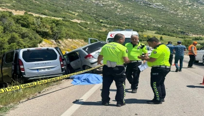 Ispartada iki otomobil çarpıştı: 1 ölü, 5 yaralı