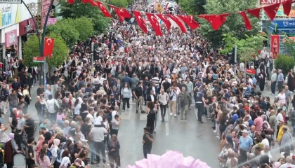 Ispartada Uluslararası Gül Festivali coşkusu: Binlerce kişi kortejde buluştu