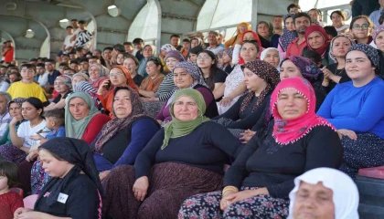 Kadınların ilgi gösterdiği futbol turnuvası başladı: Tepeler seyirciyle doldu