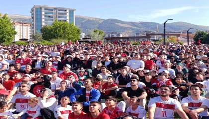 Kahramanmaraşlılar milli maç heyecanını dev ekranda yaşadı
